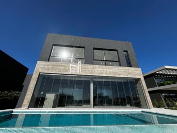 Casa en venta de 4 dormitorios c/ cochera en Nordelta El Yacht
