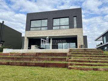 Casa en venta de 4 dormitorios c/ cochera en Nordelta El Yacht