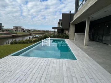 Casa en venta de 4 dormitorios c/ cochera en Nordelta El Yacht