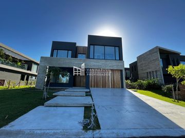 Casa en venta de 4 dormitorios c/ cochera en Nordelta El Yacht