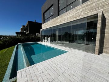 Casa en venta de 4 dormitorios c/ cochera en Nordelta El Yacht