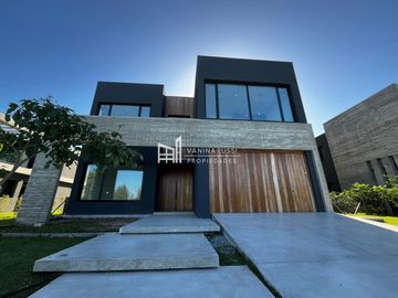 Casa en venta de 4 dormitorios c/ cochera en Nordelta El Yacht