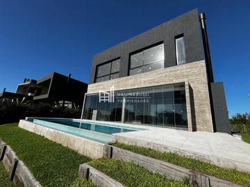 Casa en venta de 4 dormitorios c/ cochera en Nordelta El Yacht