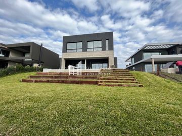 Casa en venta de 4 dormitorios c/ cochera en Nordelta El Yacht