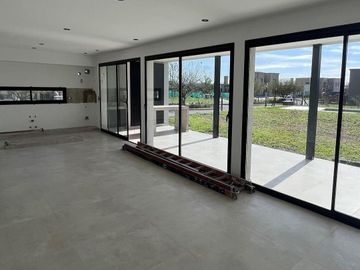 Casa en venta de 3 dormitorios c/ cochera en Santa Rosa