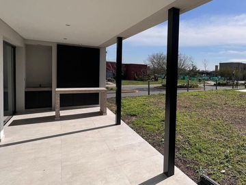 Casa en venta de 3 dormitorios c/ cochera en Santa Rosa
