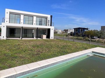 Casa en venta de 3 dormitorios c/ cochera en Santa Rosa