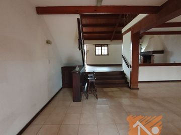 Casa en venta de 3 dormitorios c/ cochera en Paykín