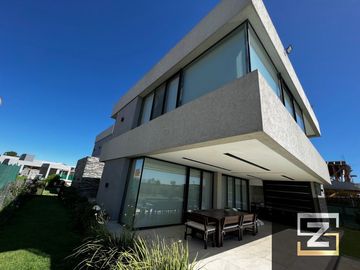 Casa en venta de 7 ambientes en Barrio Privado Terralagos