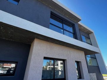 Casa en venta de 7 ambientes en Barrio Privado Terralagos