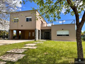 Casa en venta de 4 dormitorios c/ cochera en Haras Santa María