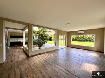 Casa en venta de 4 dormitorios c/ cochera en Haras Santa María