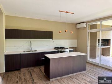 Casa en venta de 4 dormitorios c/ cochera en Haras Santa María