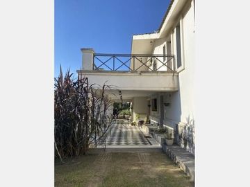VENTA-Casa  de 4 dormitorios c/ cochera en Barrio El Golf