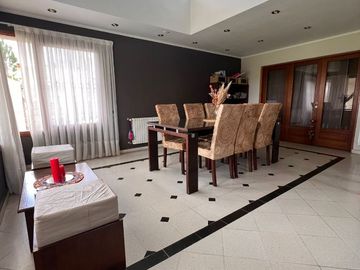 VENTA-Casa  de 4 dormitorios c/ cochera en Barrio El Golf