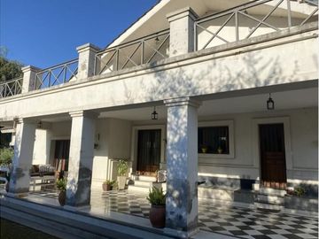 VENTA-Casa  de 4 dormitorios c/ cochera en Barrio El Golf