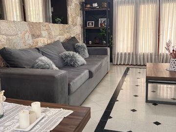 VENTA-Casa  de 4 dormitorios c/ cochera en Barrio El Golf