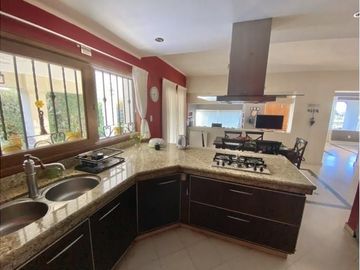 VENTA-Casa  de 4 dormitorios c/ cochera en Barrio El Golf