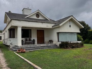 VENTA-Casa  de 4 dormitorios c/ cochera en Barrio El Golf