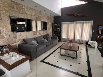 VENTA-Casa  de 4 dormitorios c/ cochera en Barrio El Golf