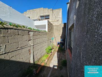 Casa en venta de 2 dormitorios c/ cochera en Villa Sanchez Elia