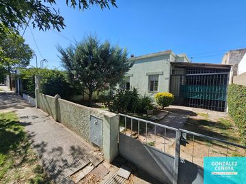 Casa en venta de 2 dormitorios c/ cochera en Villa Sanchez Elia