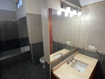 Casa en venta de 3 dormitorios c/ cochera en Centro