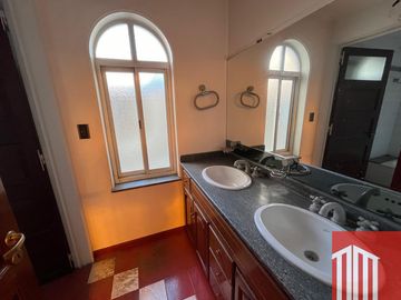 Casa en venta de 4 dormitorios c/ cochera en Centro