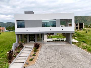 Casa en venta de 3 dormitorios c/ cochera en San Antonio de Arredondo
