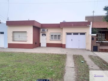 Casa en venta de 2 dormitorios c/ cochera en 9 de Julio