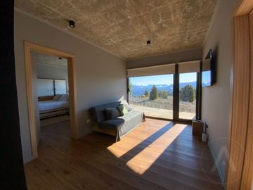 FINA PATAGONIA. Casa en venta de 2 dormitorios c/ cochera en San Martin de los Andes
