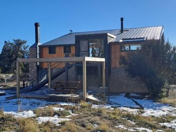 FINA PATAGONIA. Casa en venta de 2 dormitorios c/ cochera en San Martin de los Andes