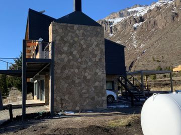 FINA PATAGONIA. Casa en venta de 2 dormitorios c/ cochera en San Martin de los Andes