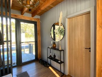 FINA PATAGONIA. Casa en venta de 2 dormitorios c/ cochera en San Martin de los Andes