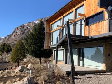 FINA PATAGONIA. Casa en venta de 2 dormitorios c/ cochera en San Martin de los Andes