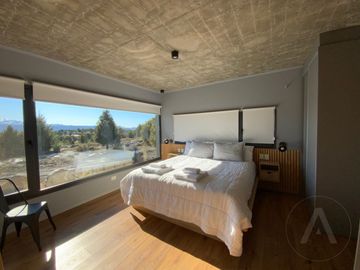 FINA PATAGONIA. Casa en venta de 2 dormitorios c/ cochera en San Martin de los Andes