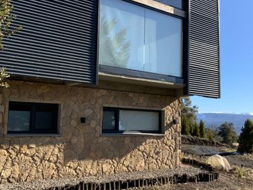 FINA PATAGONIA. Casa en venta de 2 dormitorios c/ cochera en San Martin de los Andes