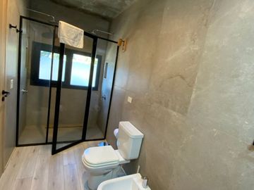 FINA PATAGONIA. Casa en venta de 2 dormitorios c/ cochera en San Martin de los Andes