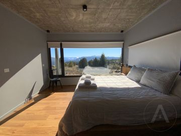 FINA PATAGONIA. Casa en venta de 2 dormitorios c/ cochera en San Martin de los Andes
