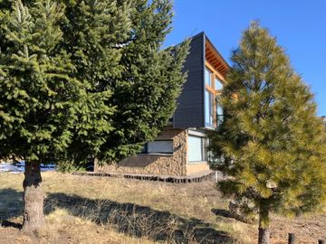 FINA PATAGONIA. Casa en venta de 2 dormitorios c/ cochera en San Martin de los Andes