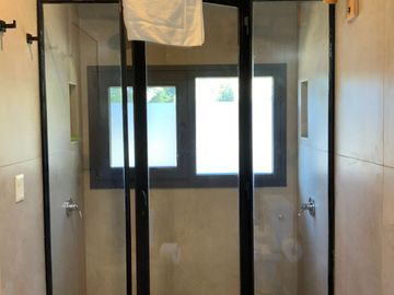 FINA PATAGONIA. Casa en venta de 2 dormitorios c/ cochera en San Martin de los Andes