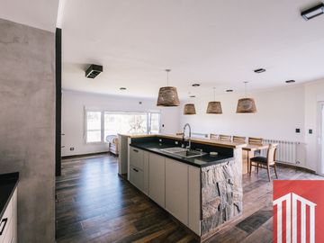 Casa en venta de 4 dormitorios c/ cochera en Los Mirasoles