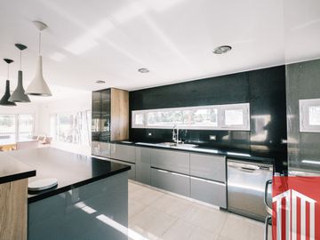 Casa en venta de 4 dormitorios c/ cochera en Los Mirasoles