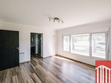Casa en venta de 4 dormitorios c/ cochera en Los Mirasoles