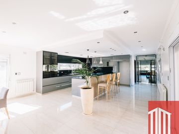 Casa en venta de 4 dormitorios c/ cochera en Los Mirasoles
