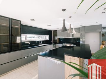 Casa en venta de 4 dormitorios c/ cochera en Los Mirasoles