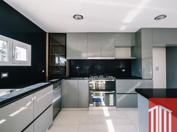 Casa en venta de 4 dormitorios c/ cochera en Los Mirasoles