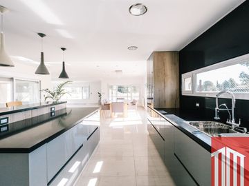 Casa en venta de 4 dormitorios c/ cochera en Los Mirasoles