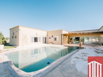 Casa en venta de 4 dormitorios c/ cochera en Los Mirasoles