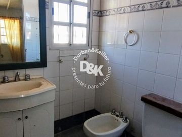 Terreno en venta con casa a demoler o RECICLAR COMPLETAMENTE en Beccar